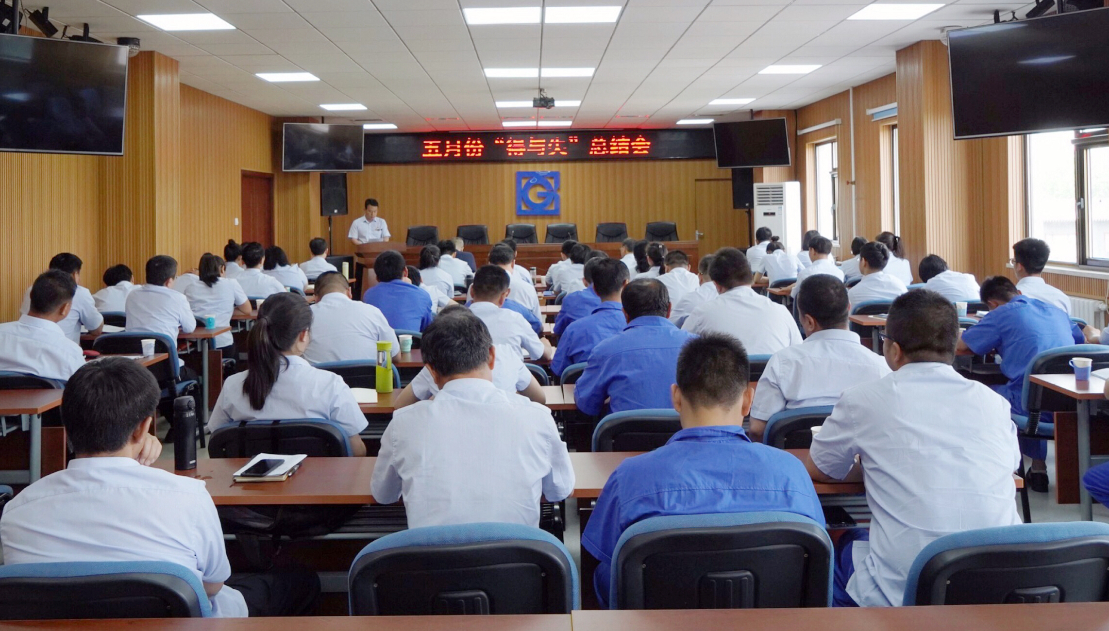 鑫企旺召开5月份“得与失”总结会